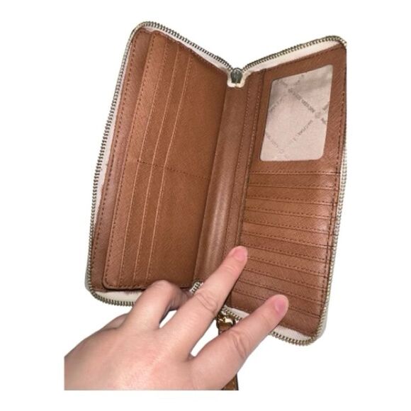 Michael Kors Wallet - Picture 6 of 8